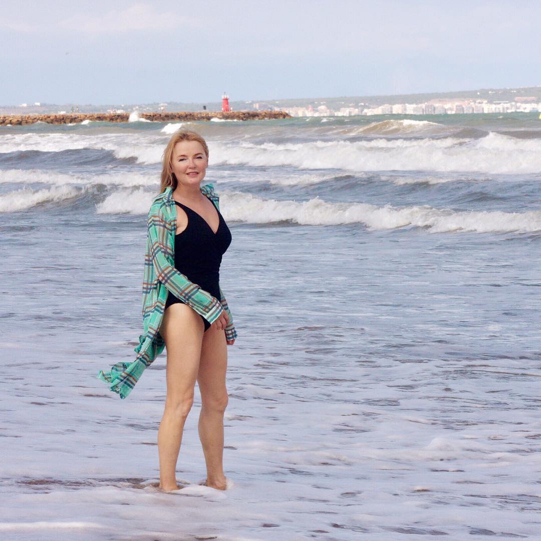 Молодая и волнительная Лариса Долина на пляже в блистательном купальнике